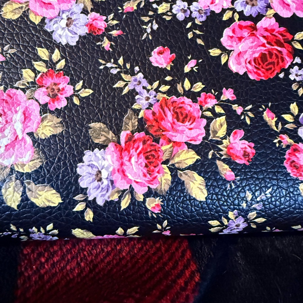 Lot of 6 gently used and new Wallets and 2 Purse Straps. - Picture 14 of 15